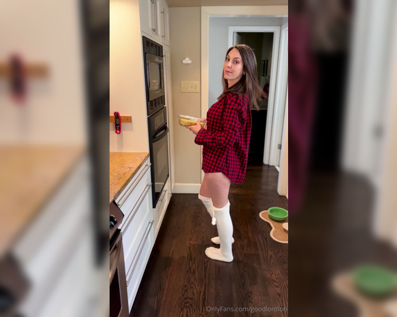 Good Lord Lori aka goodlordlori - 12-07-2024 OnlyFans Video - Getting dinner ready, and then dessert