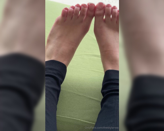 Skylar Vox aka theskylarvox - 06-25-2024 OnlyFans Video - Fresh toes and nails by the pool