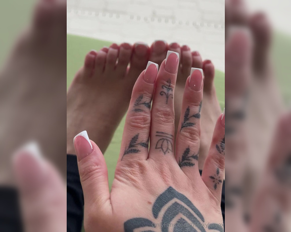 Skylar Vox aka theskylarvox - 06-25-2024 OnlyFans Video - Fresh toes and nails by the pool