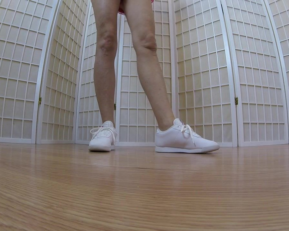 BuddahsPlayground - Toe Tapping in Reeboks, Sneaker Fetish, Housewives, Feet, ManyVids
