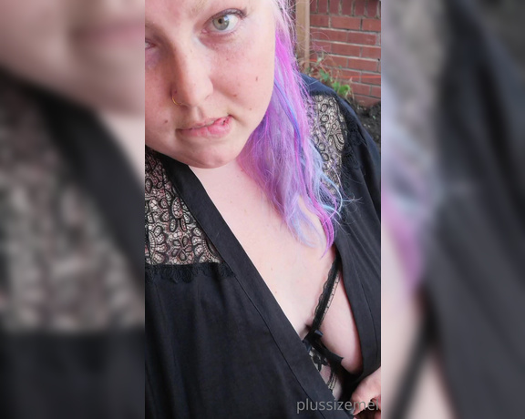 BBW-Lesbian - Lesbian How many people are outside and can see me ;) Wx (30.07.2020)