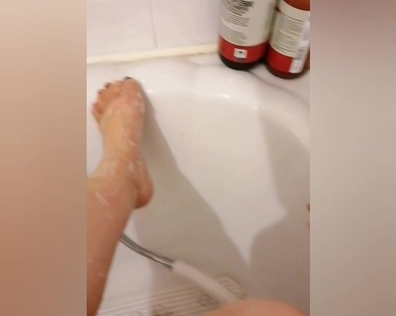 Mistressmel1 - Full length shower video with me washing my feet.... So many soap suds! pD (19.09.2020)