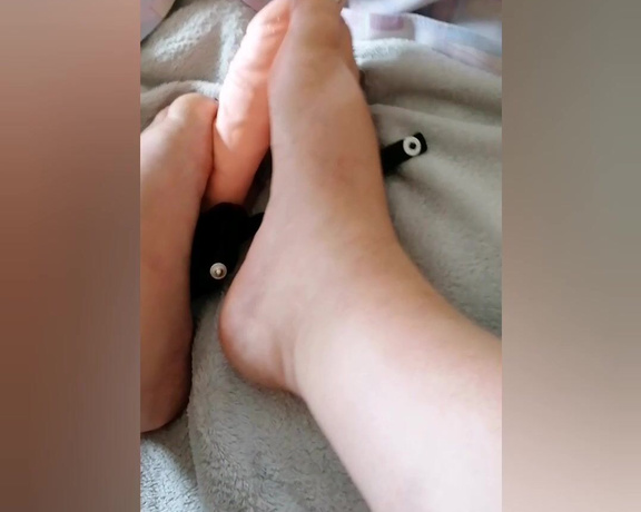 Mistressmel1 - Rubbing my dildo wifh my feet... Who wants me to give them a footjob J (17.09.2020)