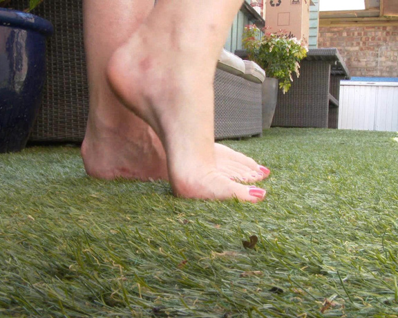 Danielle Maye XXX - Dirty Bare Feet, Dirty Feet, Feet, Foot Fetish, Highly Arched Feet, Barefoot, ManyVids