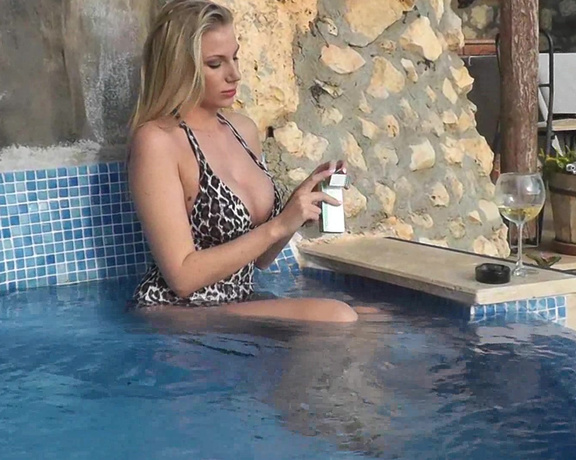 Danielle Maye XXX - Hot Tub Smoking, Smoking, Hot Tub, Bikini, Big Tits, Ass Worship, ManyVids