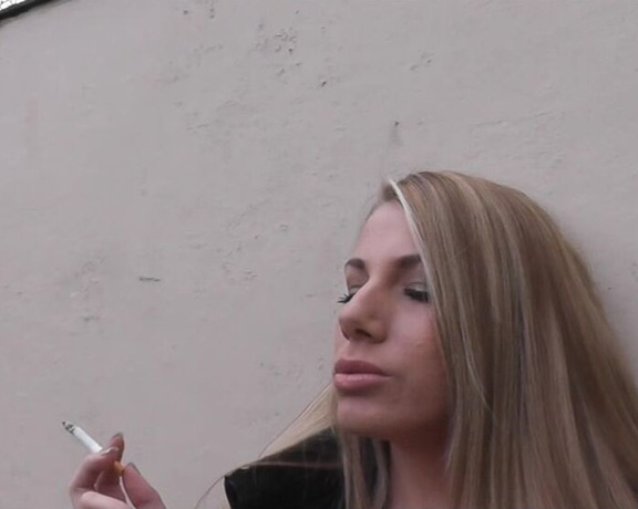 Danielle Maye XXX - Sexy Smoking, Smoking, Furs, Outdoors, Big Tits, Public Outdoor, ManyVids