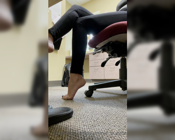 Yummie_bunnie - Giving you a show under my work desk O (02.06.2021)