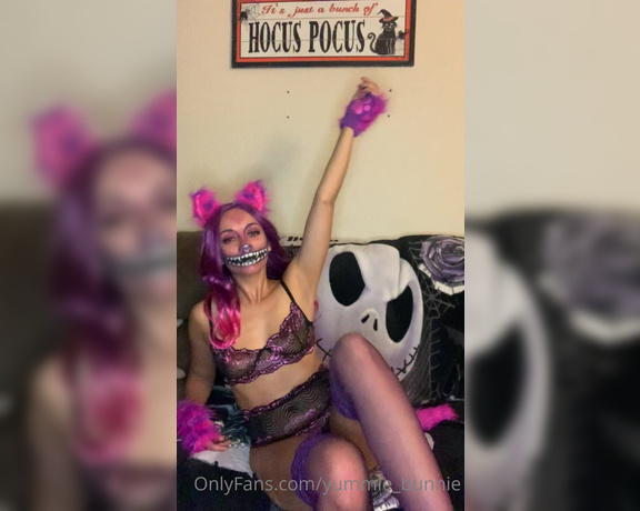Yummie_bunnie - Cheshire Cat loves the taste of her feet 4w (30.10.2020)