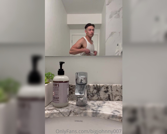 Surferjohnny - Stripping down to hop in the shower gr (24.06.2022)