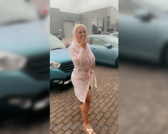 Blondiefesser - Flashing totally naked in public is so exciting e (26.08.2020)