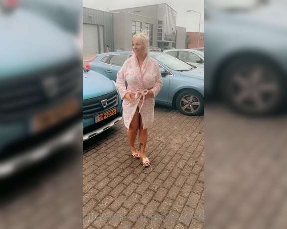 Blondiefesser - Flashing totally naked in public is so exciting e (26.08.2020)