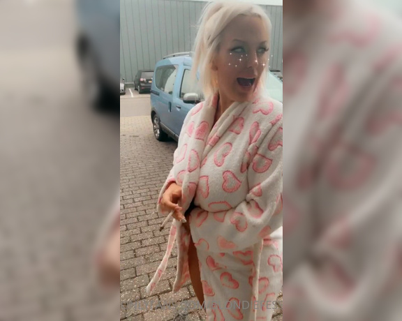 Blondiefesser - Flashing totally naked in public is so exciting e (26.08.2020)