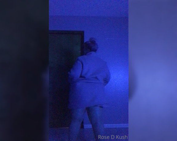 Rose_d_kush - You know what a good lap dance always needs A good strip show right after 9j (09.07.2020)