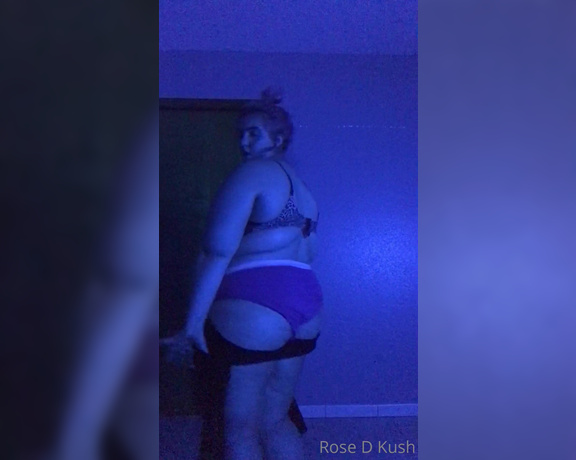 Rose_d_kush - You know what a good lap dance always needs A good strip show right after 9j (09.07.2020)