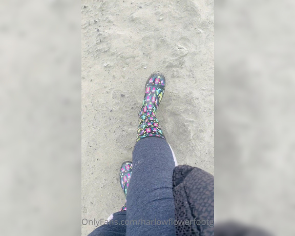 Harlowflowerfootgoddess - Walking to the beach Thank goodness for rain boots! d (02.01.2021)