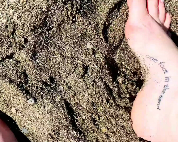 Harlowflowerfootgoddess - Toes squishing sand My Happy Place ea (01.10.2020)