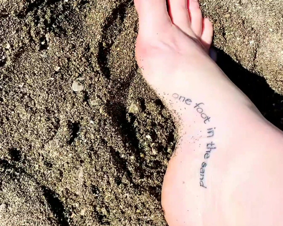 Harlowflowerfootgoddess - Toes squishing sand My Happy Place ea (01.10.2020)