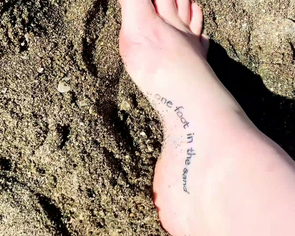 Harlowflowerfootgoddess - Toes squishing sand My Happy Place ea (01.10.2020)