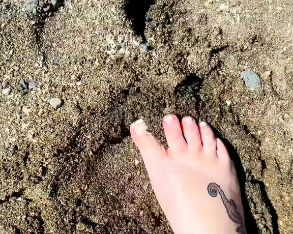 Harlowflowerfootgoddess - Toes squishing sand My Happy Place ea (01.10.2020)