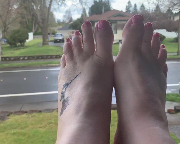 Harlowflowerfootgoddess - Full video from yesterdays porch photos and a personal message f tt (01.04.2020)