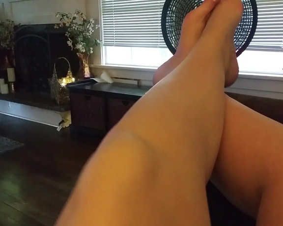 Harlowflowerfootgoddess - On those sweltering hot days when all I want is a little attentio h (03.08.2020)