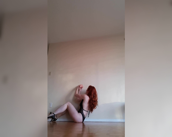 Caelyx - Finding ways to pose with a sticky on the wall! Part Y (15.11.2018)