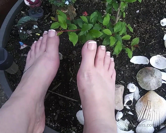 Harlowflowerfootgoddess - A little foot fun in my patio garden, trying to entice a garden f m (12.05.2020)