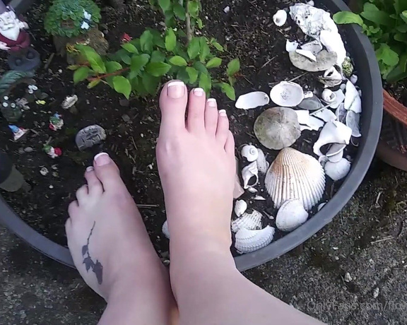 Harlowflowerfootgoddess - A little foot fun in my patio garden, trying to entice a garden f m (12.05.2020)