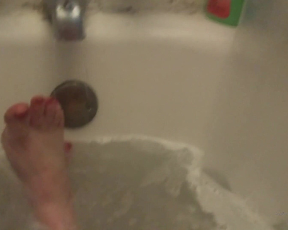 Harlowflowerfootgoddess - Cant get enough of playing with my feet in the tub. Care to join k (05.04.2020)