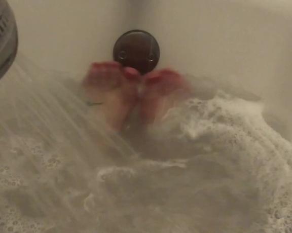 Harlowflowerfootgoddess - Cant get enough of playing with my feet in the tub. Care to join k (05.04.2020)