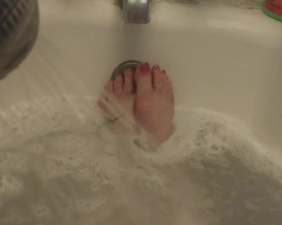 Harlowflowerfootgoddess - Cant get enough of playing with my feet in the tub. Care to join k (05.04.2020)