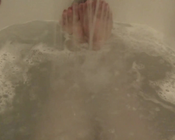 Harlowflowerfootgoddess - Cant get enough of playing with my feet in the tub. Care to join k (05.04.2020)