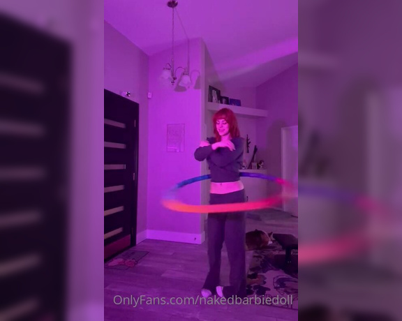 Nakedbarbiedoll - Casually hula hooping in my living room until it drops!! Think you can n (31.01.2023)