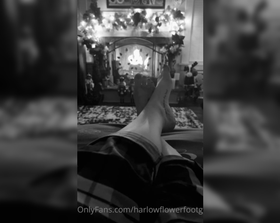 Harlowflowerfootgoddess - Nothing like a foot rub in front of the fire Ft (14.12.2022)