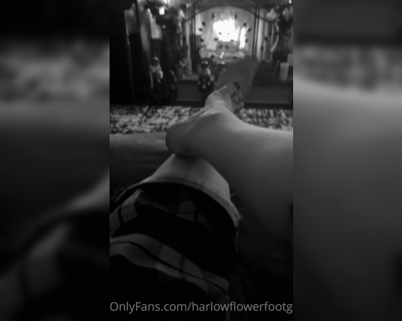 Harlowflowerfootgoddess - Nothing like a foot rub in front of the fire Ft (14.12.2022)