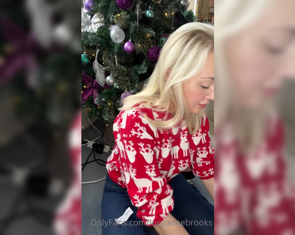 Lucyannebrooks - SUNDAY FUNDAY  EMPTY SANTAS SACK Six balls for Steve to kick the game P (12.12.2021)