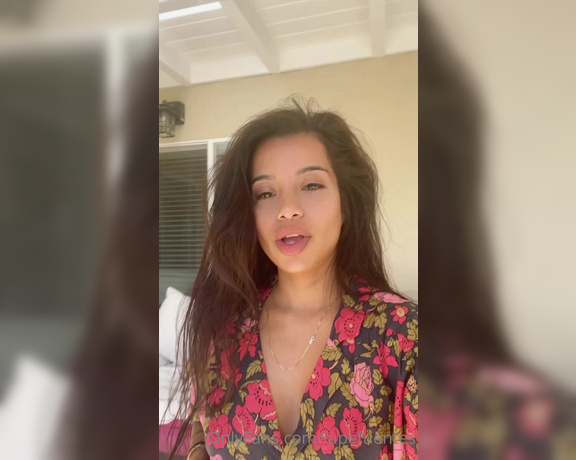 Lupefuentes - I just woke up, sorry for the crazy hair  What type of content would you QA (10.10.2021)