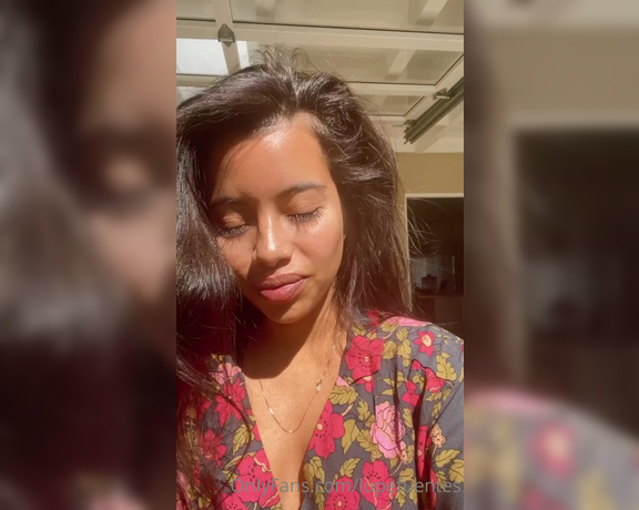 Lupefuentes - I just woke up, sorry for the crazy hair  What type of content would you QA (10.10.2021)