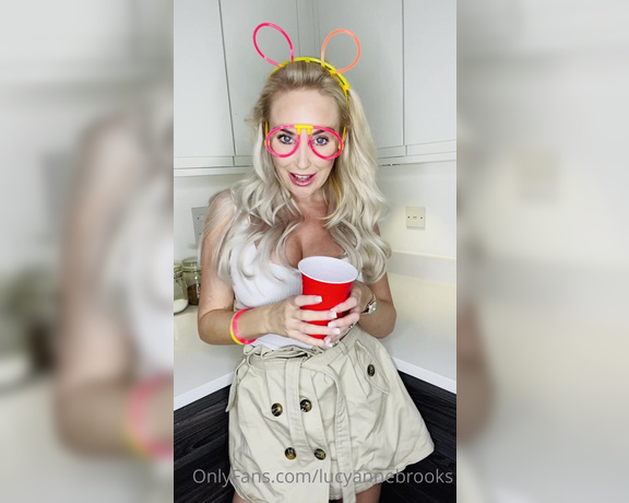 Lucyannebrooks - FRESHERS FRIDAY C’mon guys only videos opened so far ... we need f nK (02.10.2020)