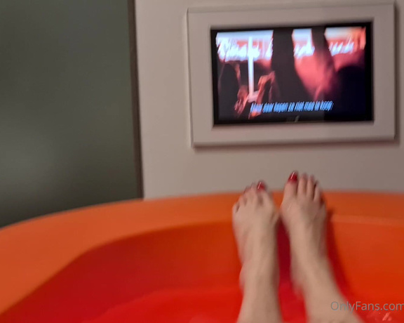 Dinahmistress - Taking bath in the redorange bathtube so nice! M0 (14.02.2023)