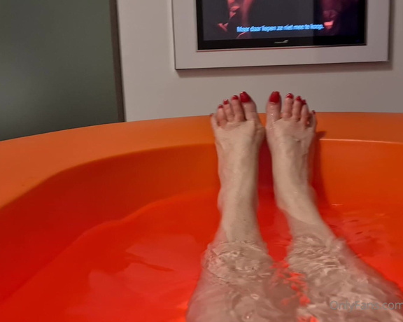 Dinahmistress - Taking bath in the redorange bathtube so nice! M0 (14.02.2023)