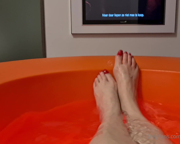 Dinahmistress - Taking bath in the redorange bathtube so nice! M0 (14.02.2023)