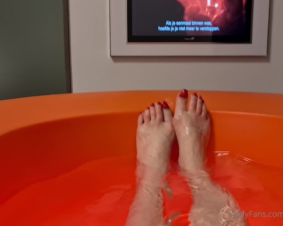 Dinahmistress - Taking bath in the redorange bathtube so nice! M0 (14.02.2023)