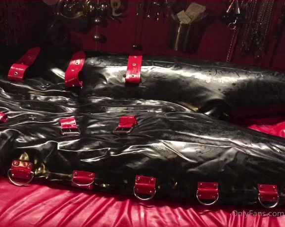 Mistresslfatale - It looks so awesome when the latex bodybag inflates. Tell me slave, Do y W (03.02.2021)