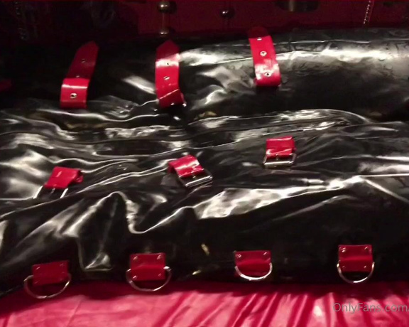 Mistresslfatale - It looks so awesome when the latex bodybag inflates. Tell me slave, Do y W (03.02.2021)