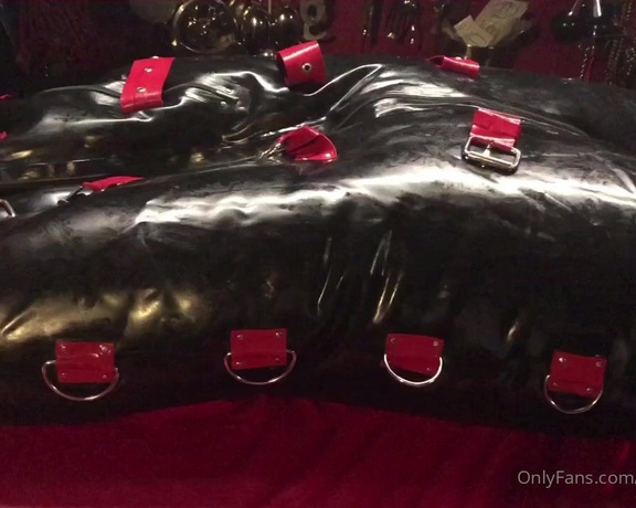 Mistresslfatale - It looks so awesome when the latex bodybag inflates. Tell me slave, Do y W (03.02.2021)