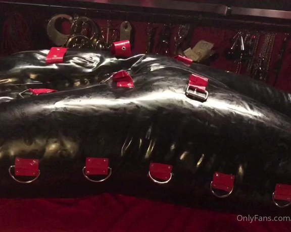 Mistresslfatale - It looks so awesome when the latex bodybag inflates. Tell me slave, Do y W (03.02.2021)