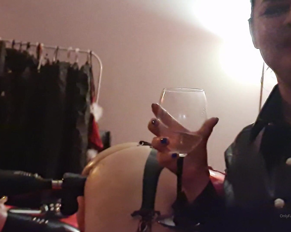 Dinahmistress - Good evening My fans, I have fun My slave. I relax drinking wine and he JG (15.03.2023)