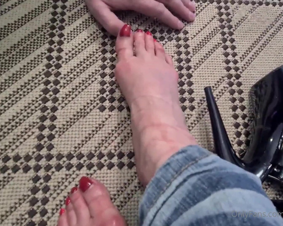 Dinahmistress - Lucky Foot Slave part . O yes, this foot slave is really lucky! It is a t 3I (01.09.2021)