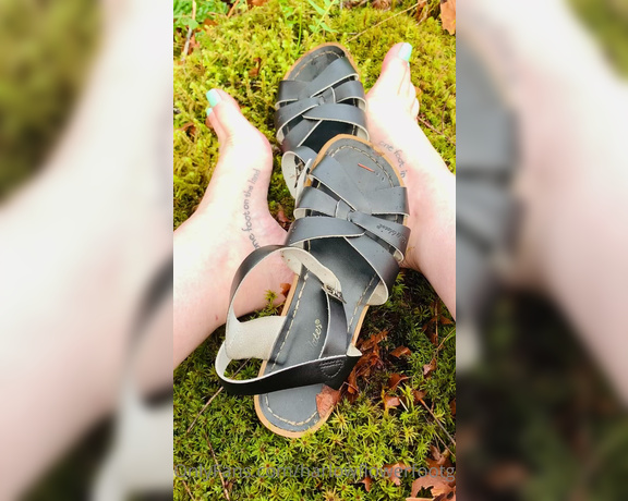 Harlowflowerfootgoddess - Squishing my bare footins in this delicious moss A (23.01.2021)